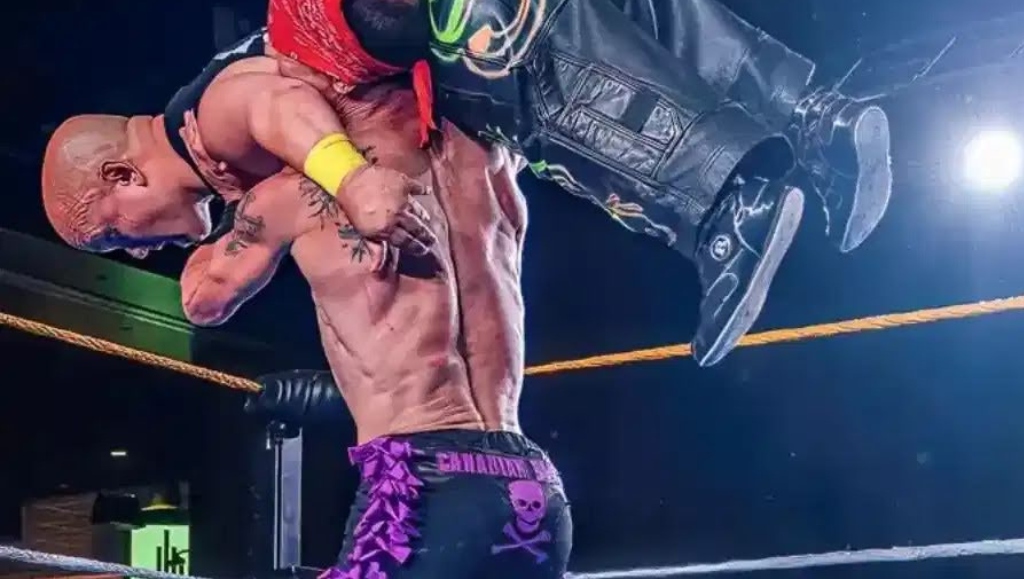 Images of two little people wrestling at a charity event before an amazed crowd